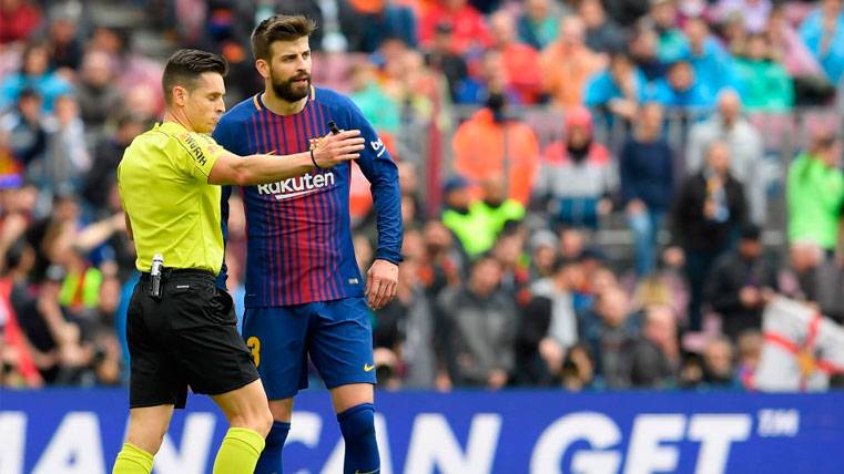 Carlos del Cerro Grande y Gerard Piqué en un partido de LaLiga