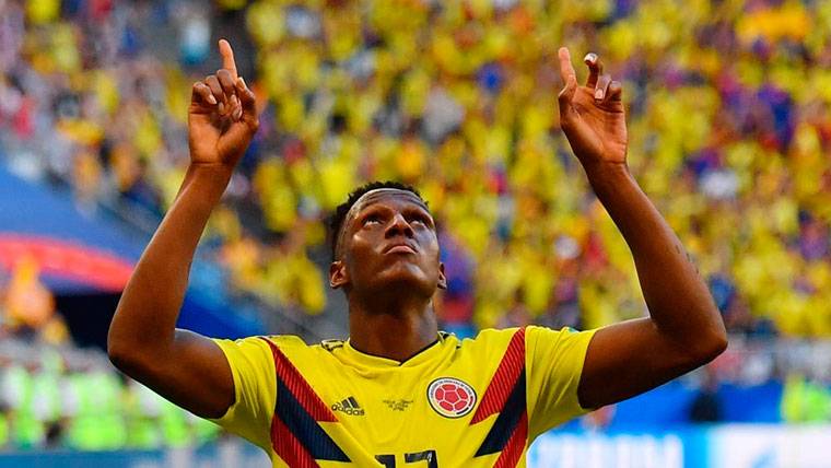 Yerry Mina approaches to the Manchester United
