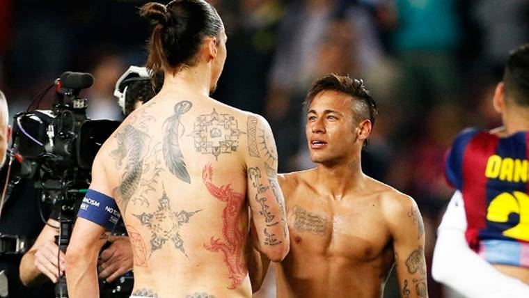 Neymar Jr, saludándose con Ibrahimovic en una imagen de archivo