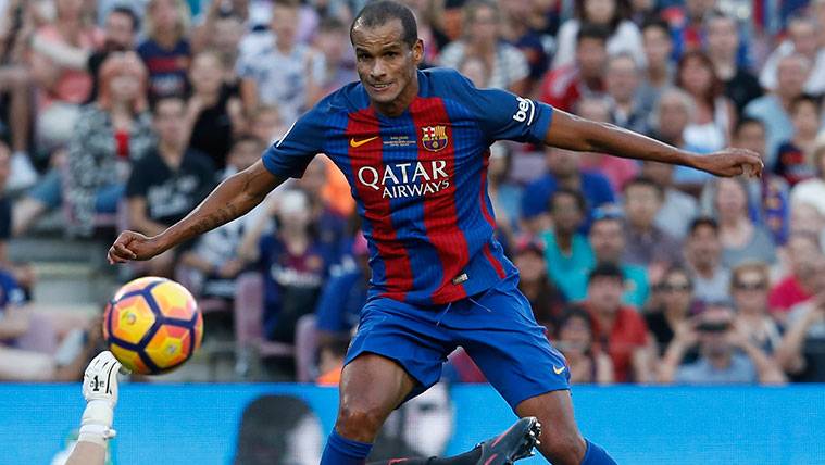 Rivaldo en un partido con el FC Barcelona Legends