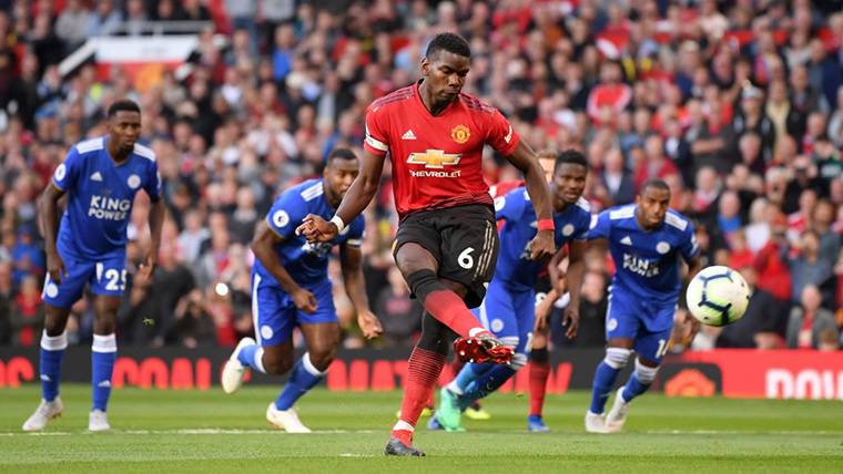 Paul Pogba, launching a penalti against the Leicester City