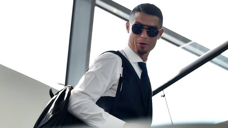 Cristiano Ronaldo, saliendo de un aeropuerto