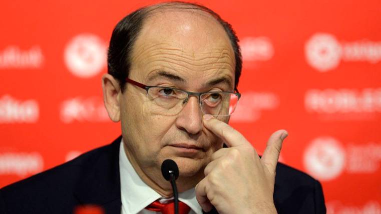 José Castro, president of the Seville, in an official act of the club