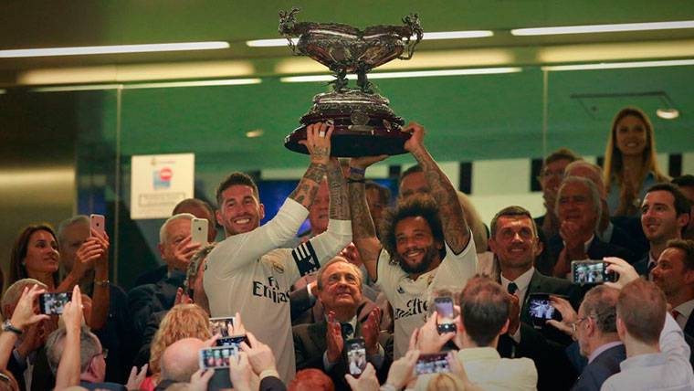 Bouquets and Marcelo raised the Trophy Bernabéu