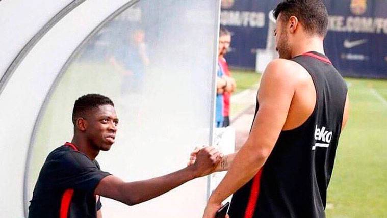 Ousmane Dembélé y Rafinha Alcántara en un entrenamiento del FC Barcelona