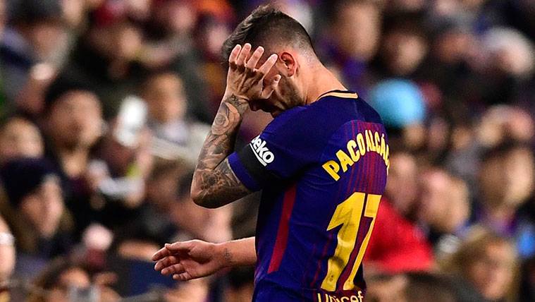 Paco Alcácer se lamenta tras lesionarse con el FC Barcelona