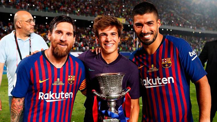 Leo Messi, Riqui Puig and Luis Suárez pose with the Supercopa of Spain