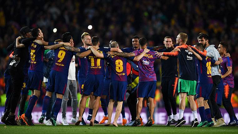 Los jugadores del FC Barcelona celebran un título