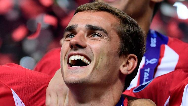 Antoine Griezmann celebrates a title with the Athletic of Madrid