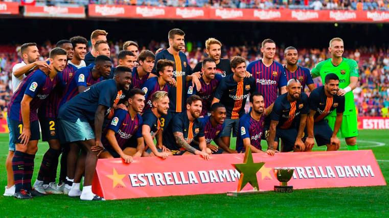 The players of the FC Barcelona pose beside the Trophy Joan Gamper