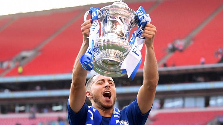 Eden Hazard, raising a title with Chelsea