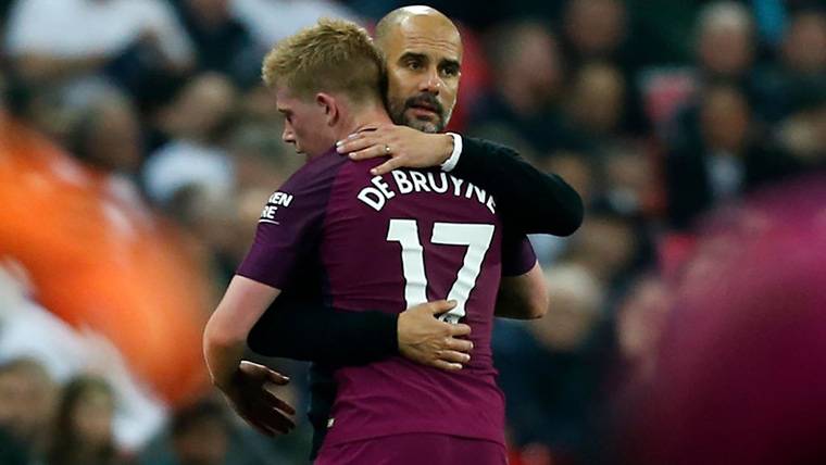 Pep Guardiola, embracing to Kevin Of Bruyne during a party