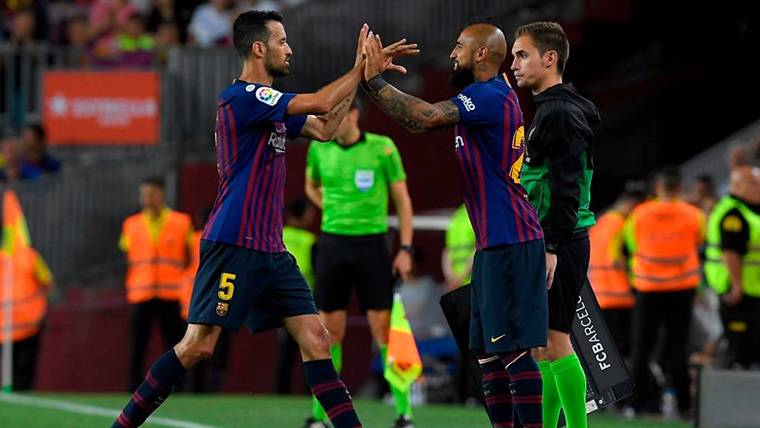 Arturo Vidal goes out to the terrain of game by Sergio Busquets