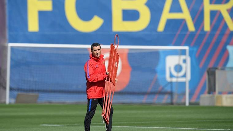 Ernesto Valverde, durante una sesión de entrenamiento con el Barça
