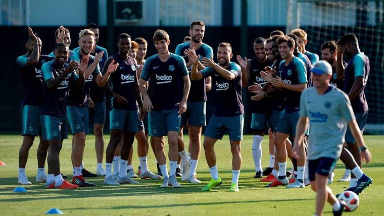 Ernesto Valverde y la plantilla del FC Barcelona, de risas en el entreno