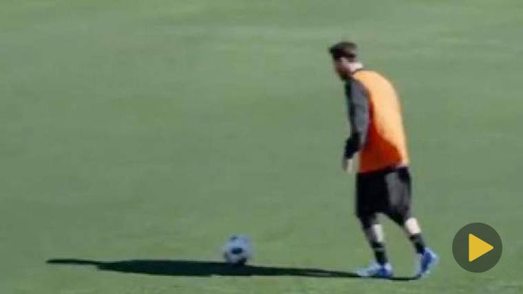 Messi goes back to surprise by his skill with the balloon