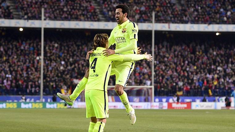 Ivan Rakitic y Sergio Busquets, celebrando un gol con el Barça
