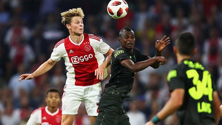 Frenkie Of Jong, contesting a balloon with the Ajax of Amsterdam