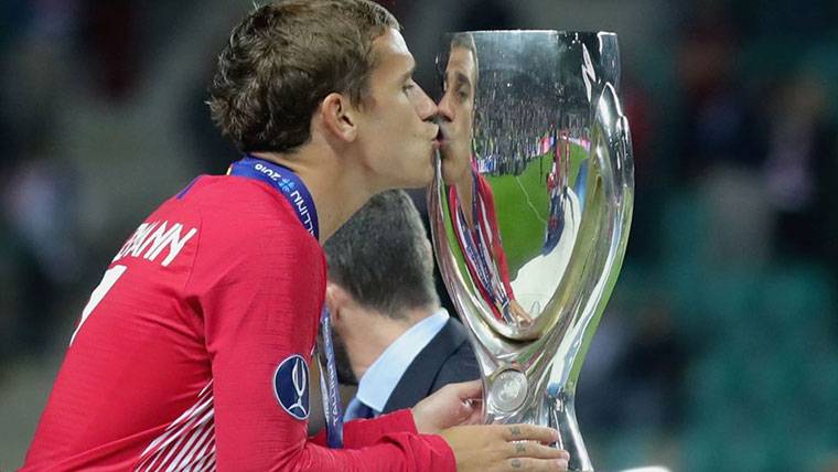 Antoine Griezmann, besando la Supercopa de Europa ganada al Real Madrid