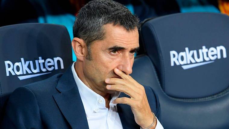 Ernesto Valverde, seated in the bench of the Camp Nou