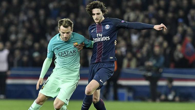 Ivan Rakitic and Adrien Rabiot, struggling by a balloon during a Barça-PSG