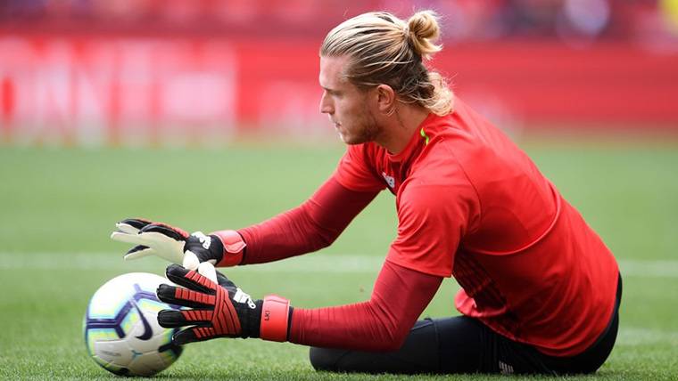 Loris Karius, cutting across a balloon in a warming with the Liverpool