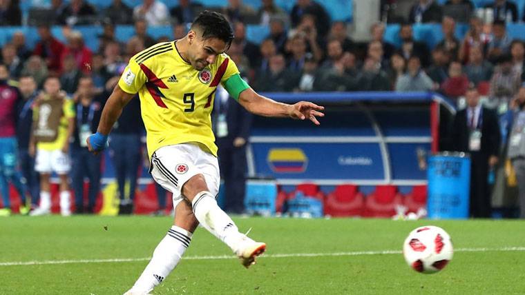 Radamel Falcao, lanzando un penalti con la selección de Colombia