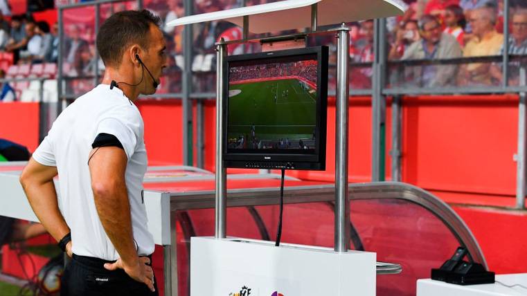 Guillermo Squares Fernández consults the VAR in a party of LaLiga