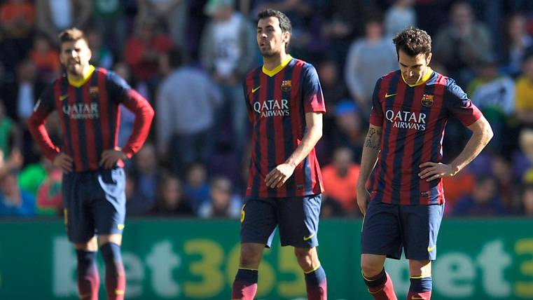 The players of the FC Barcelona regret  after a defeat