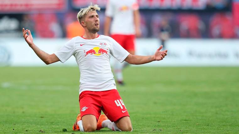 Kevin Kampl celebrates a goal with the RB Leipzig