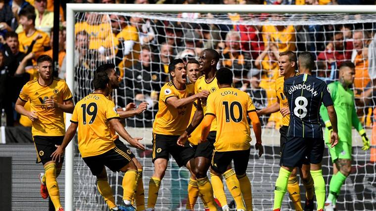 El Wolverhampton, celebrando un gol marcado contra el Manchester City