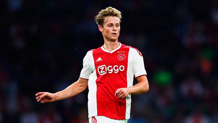 Frenkie Of Jong in a party with the Ajax