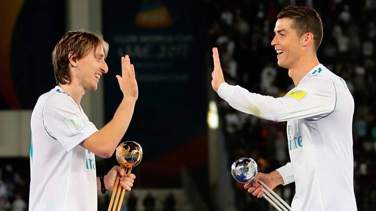 Luka Modric y Cristiano Ronaldo celebran un título del Real Madrid