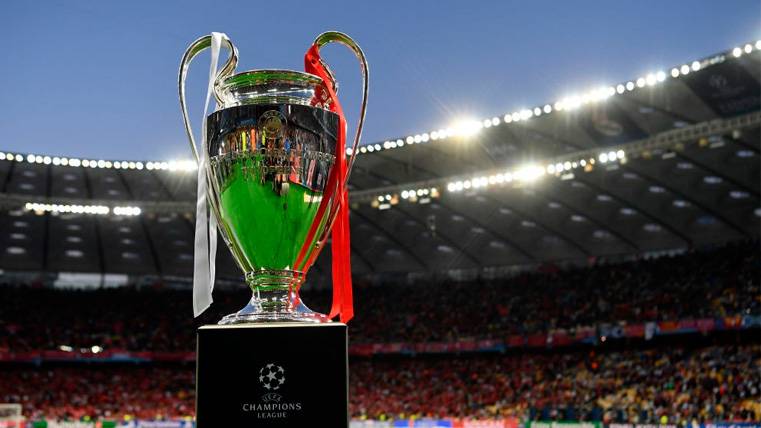 The trophy of the Champions League in the past final of Kiev