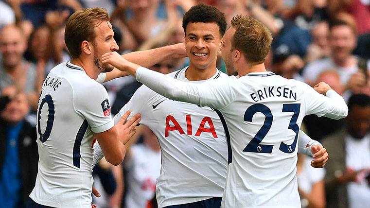 Harry Kane, Dele Alli y Christian Eriksen celebran un gol del Tottenham
