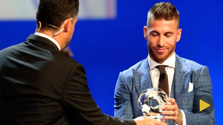 Sergio Ramos recoge el premio al Mejor Defensa de la Champions 2017-18