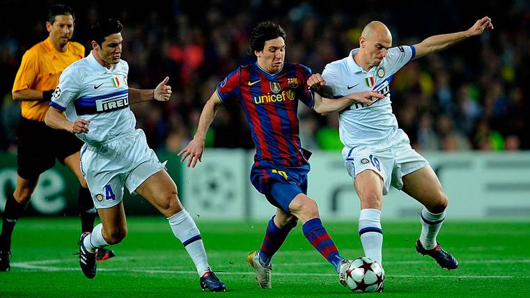 Javier Zanetti, Leo Messi y Esteban Cambiasso pugnan por un balón