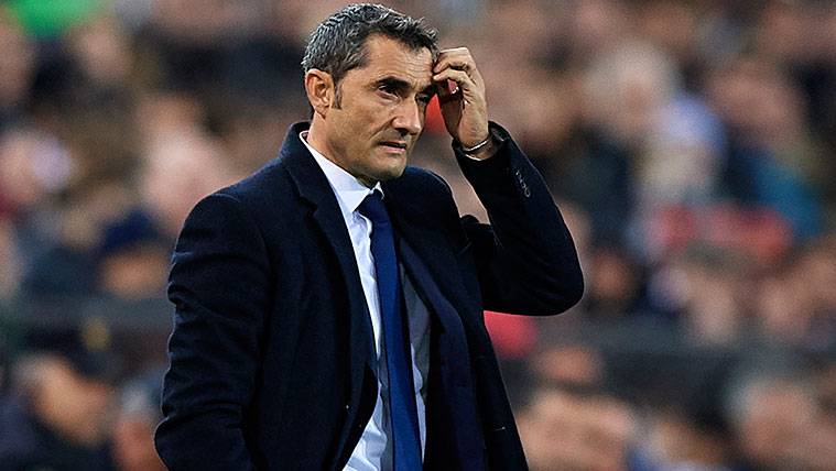 Ernesto Valverde en un partido del FC Barcelona