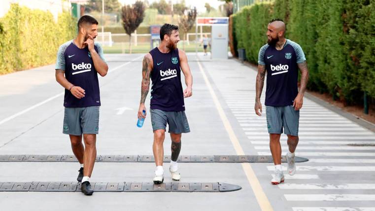 Luis Suárez, Leo Messi y Arturo Vidal en un entrenamiento del Barça | FCB