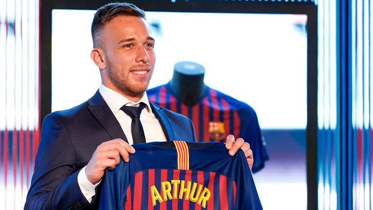 Arthur llevará el '8' de Iniesta