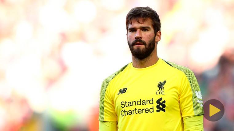 Alisson Becker In a party with the Liverpool in the Premier League