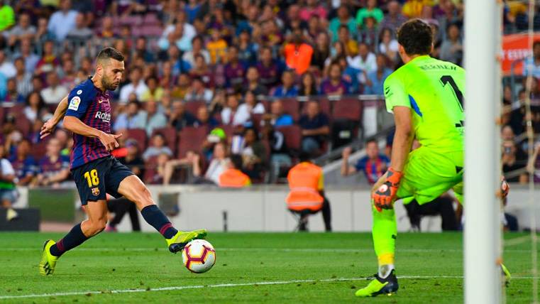 Jordi Alba annotates a goal with the FC Barcelona in front of the Huesca