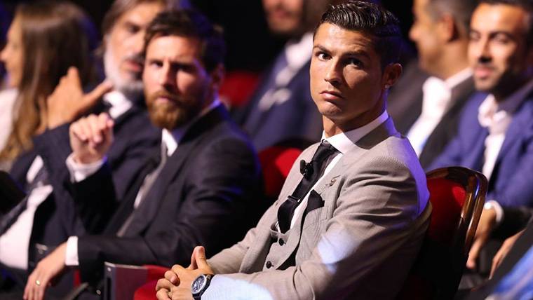 Cristiano Ronaldo, junto a Leo Messi en una gala del Balón de Oro