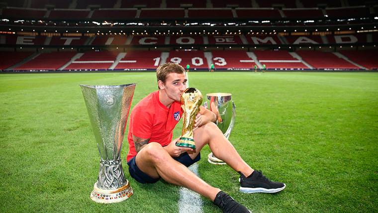Antoine Griezmann, con los títulos del Mundial, Supercopa y Europa League