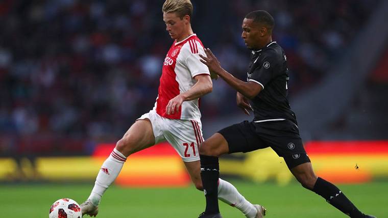 Frenkie Of Jong, during a commitment with the Ajax