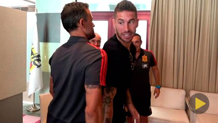 Sergio Ramos y Luis Enrique, saludándose en la Selección Española