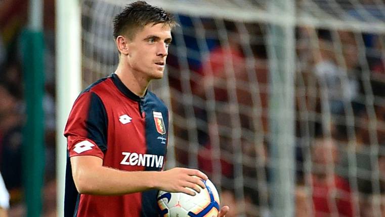 Krzysztof Piatek celebra un gol con el Genoa