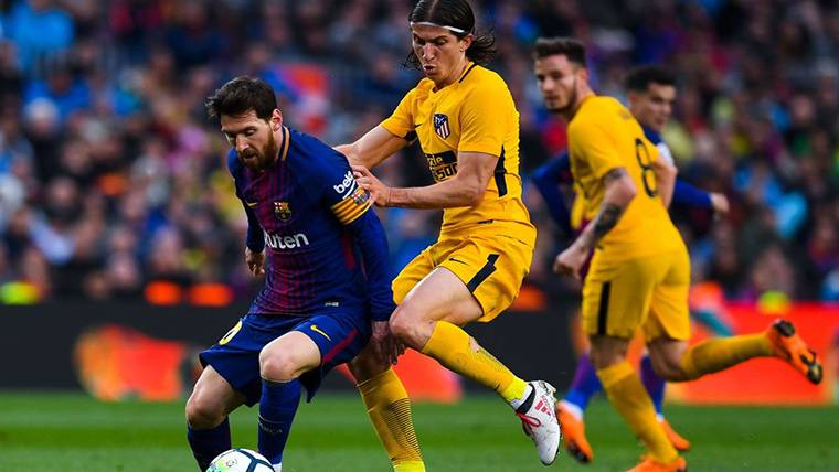 Filipe Luis, intentando defender una acción contra Lionel Messi