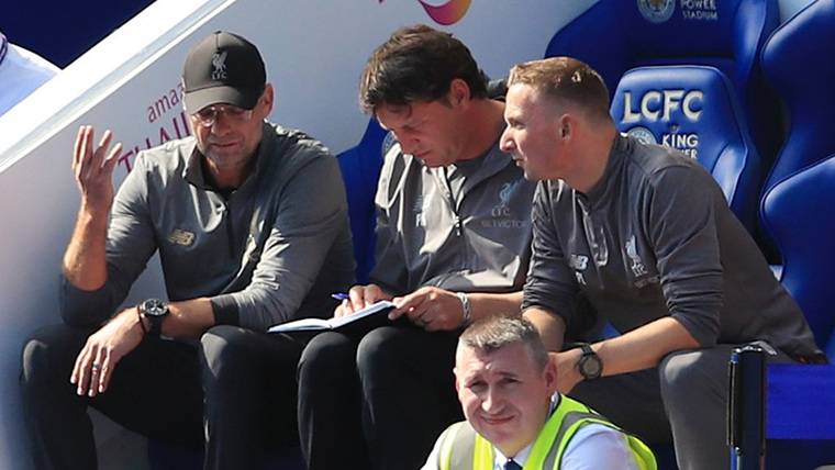 Jürgen Klopp, conversando con el 'staff' del Liverpool