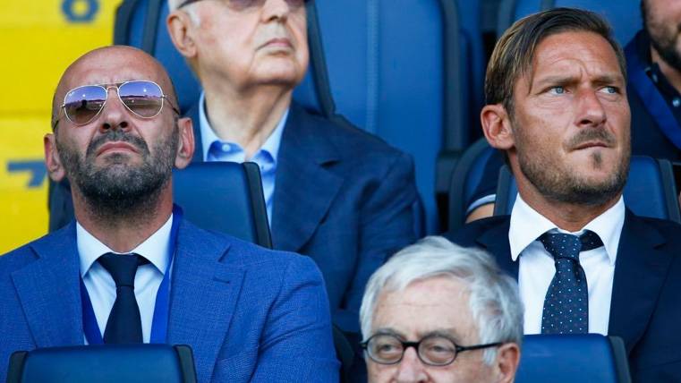 Monchi y Francesco Totti en un partido de la Roma en la Serie A